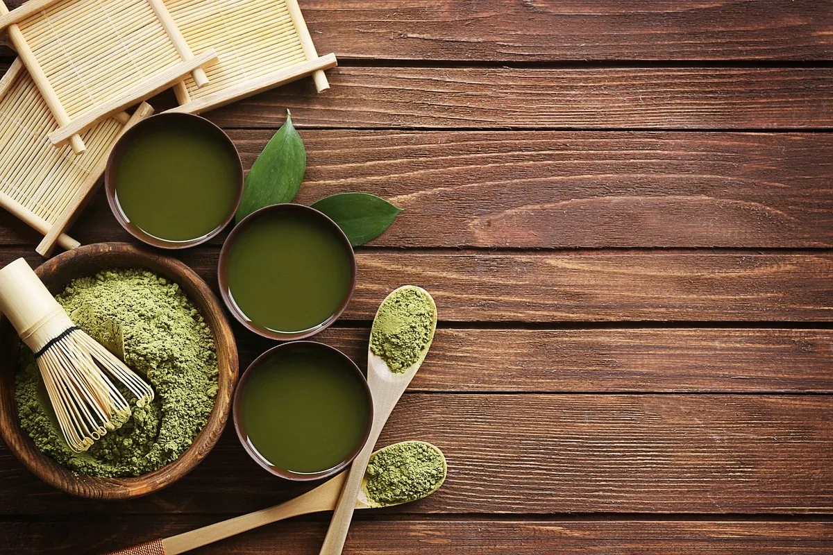 Green spirulina powder, a microalgae concentrated in plant-source iron, proteins, and antioxidants