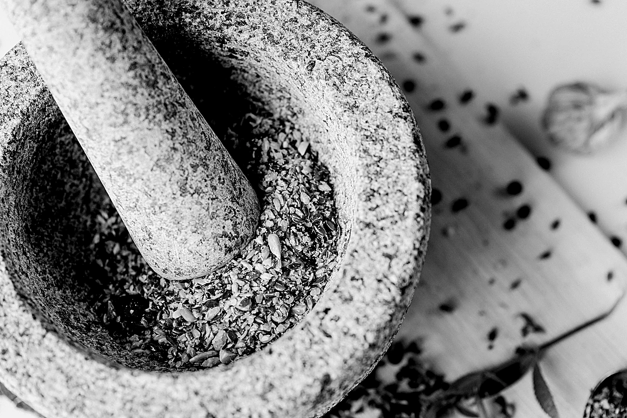 Ashwagandha au Maroc : stress, sommeil & dosage — le décryptage 4 Mortier et pilon broyant des racines médicinales – préparation traditionnelle de l'ashwagandha
