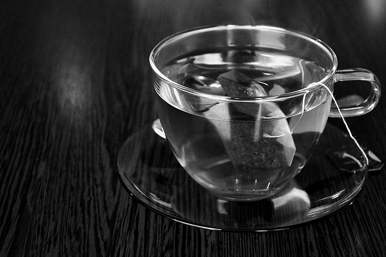 Ashwagandha au Maroc : stress, sommeil & dosage — le décryptage 10 Tasse de tisane aux plantes sur table en bois – rituel du soir pour s'endormir sereinement