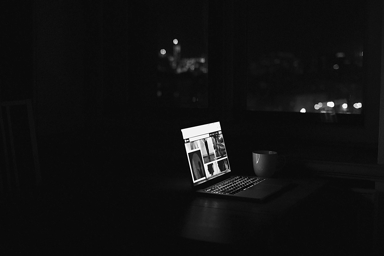Ashwagandha au Maroc : stress, sommeil & dosage — le décryptage 9 Bureau le soir avec laptop – charge mentale et stress au travail au Maroc