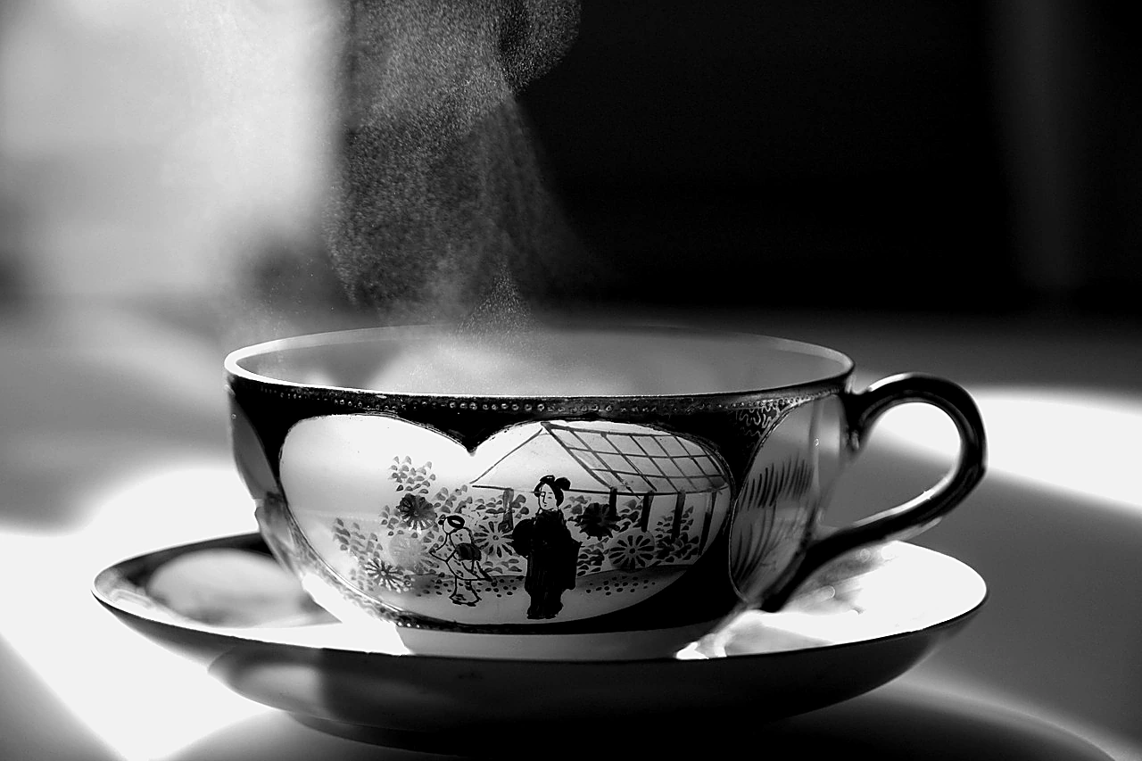 Ashwagandha in Morocco: Stress, Dosage & Evidence 21 Steaming mug of herbal tea on a table, evoking a calming evening ritual