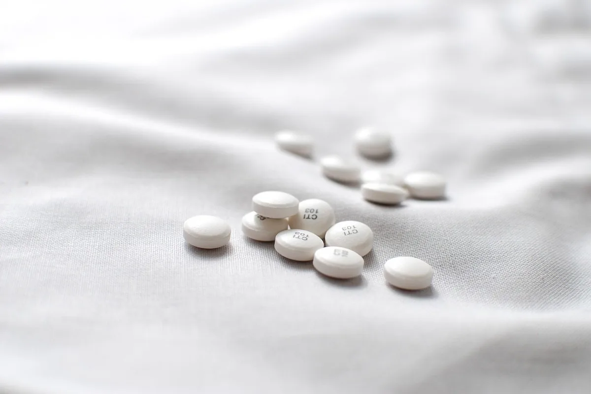 Complexe vitamine B : bienfaits, énergie & stress au Maroc | Alphavital 12 Gélules et comprimés disposés avec des étiquettes de composition, illustrant l'importance de la forme et du dosage