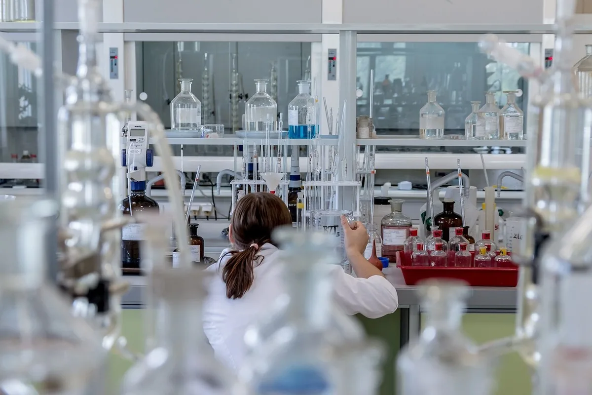 Berbérine au Maroc : glycémie & cure | Alphavital 18 Tubes à essai et verrerie de laboratoire, illustrant la recherche scientifique sur la berbérine et la glycémie