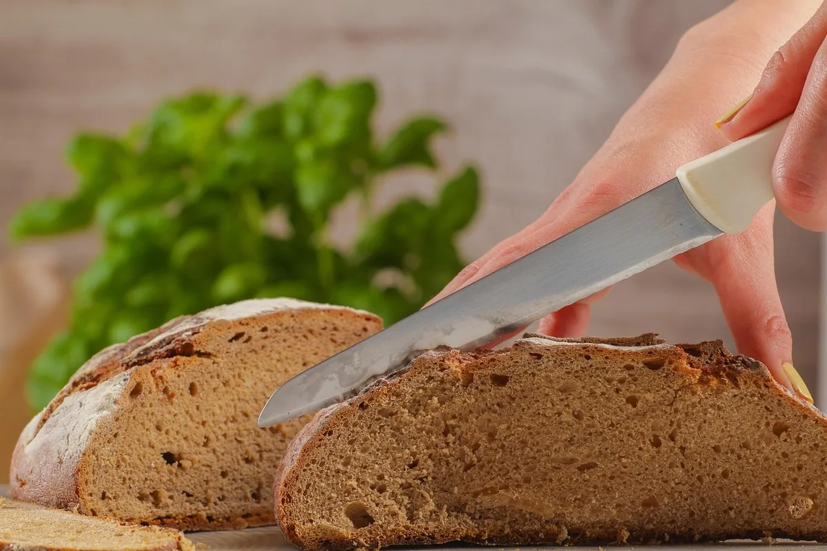 Berbérine au Maroc : glycémie & cure | Alphavital 20 Pain blanc tranché, exemple d'aliment à index glycémique élevé fréquent dans l'alimentation quotidienne