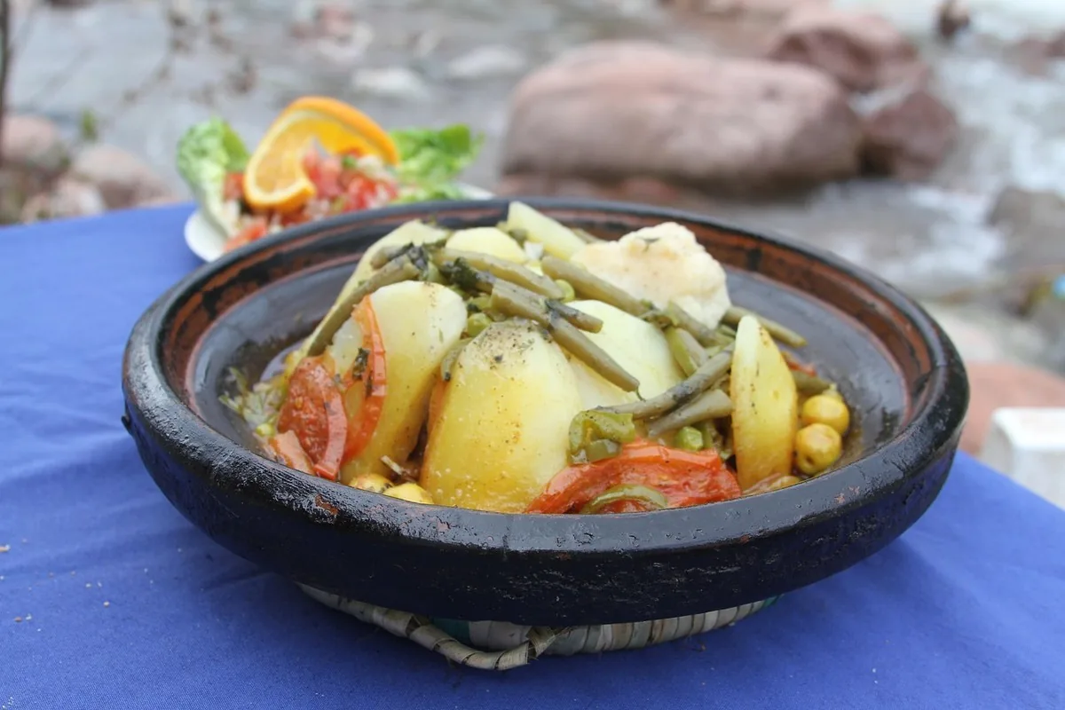Berbérine au Maroc : glycémie & cure | Alphavital 21 Tajine marocain de légumes, plat traditionnel riche en fibres et favorable à l'équilibre glycémique
