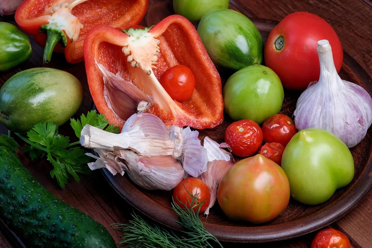 Berbérine au Maroc : glycémie & cure | Alphavital 22 Assiette de légumes frais et variés, base d'une alimentation favorable à l'équilibre glycémique