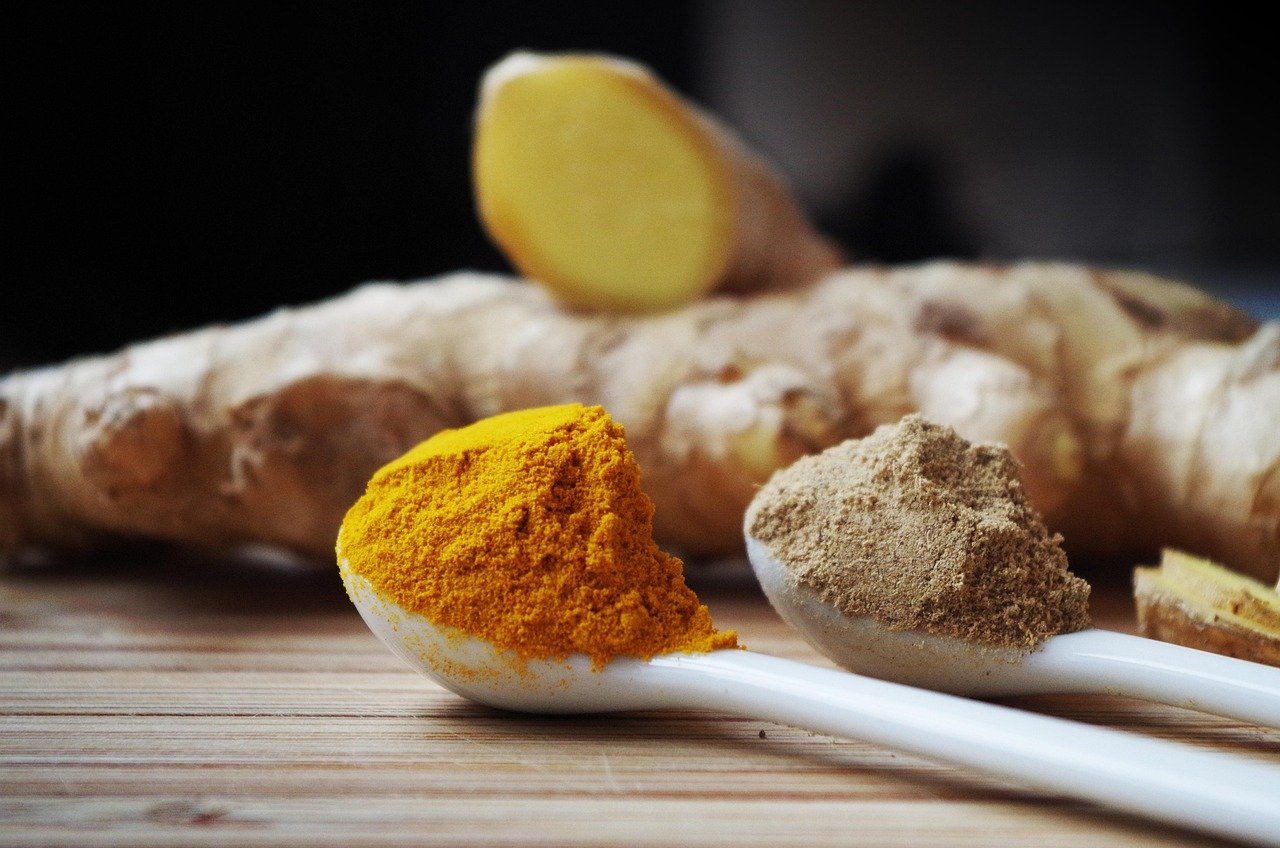 Épices et herbes énergisantes — gingembre et curcuma
