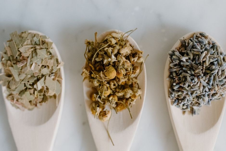 Plantes apaisantes pour le sommeil — camomille et lavande