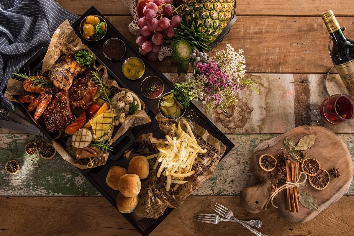 Chardon-Marie au Maroc : foie & détox | Alphavital 15 Table marocaine de fête riche en pâtisseries et plats généreux, contexte qui sollicite le foie