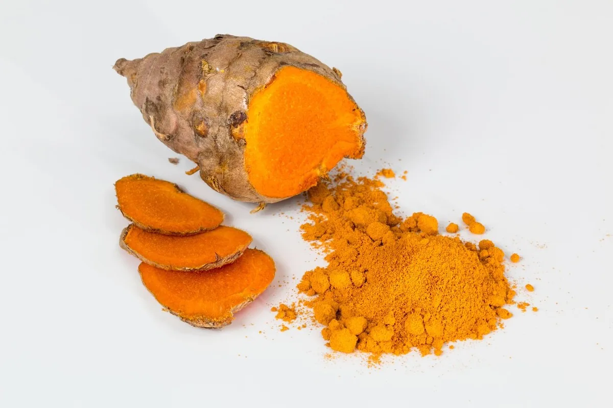 Chardon-Marie au Maroc : foie & détox | Alphavital 16 Légumes frais, herbes et curcuma sur une table, base d'une alimentation favorable au confort hépatique