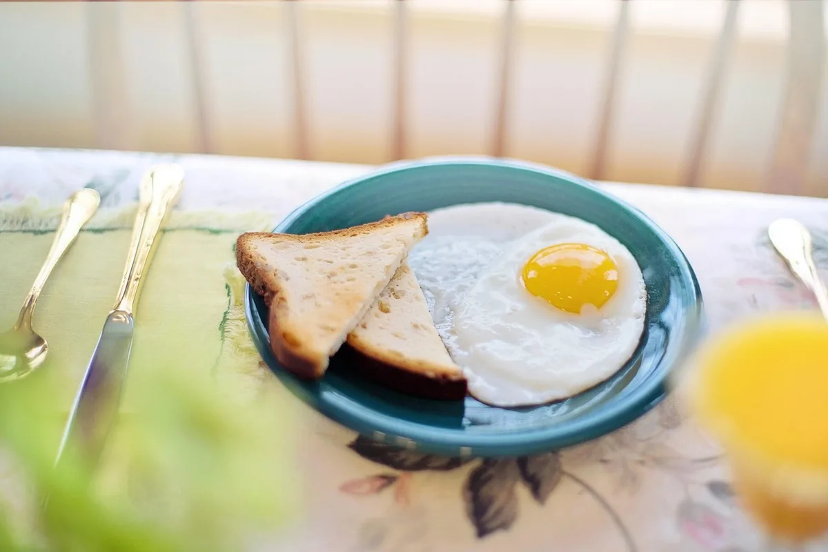 Chrome picolinate au Maroc : fringales & glycémie 17 Gélules végétales de chrome posées à côté d'un verre d'eau et d'un repas équilibré, illustrant la prise aux repas