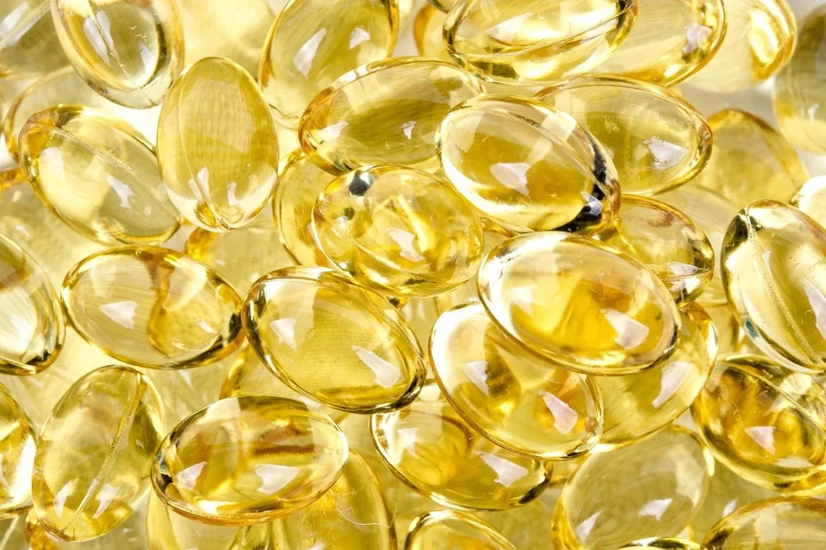Coenzyme Q10 au Maroc : cœur, énergie & tension 11 Gélules de coenzyme Q10 dorées et illustration stylisée d'un cœur et de cellules sur fond ivoire, évoquant l'énergie cellulaire