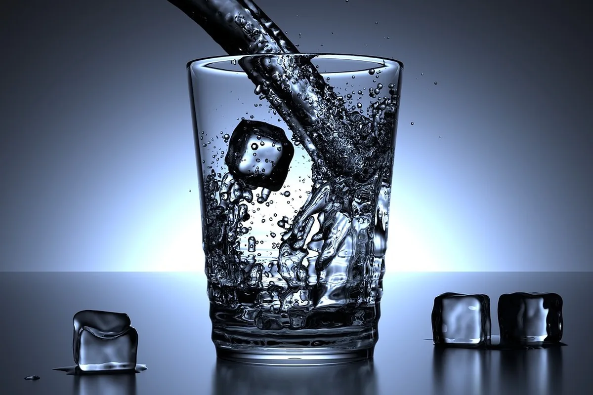 Côlon irritable : traitement naturel au Maroc | Alphavital 19 Verre d'eau pure tenu en main, geste d'hydratation régulière qui soutient le transit et le confort intestinal