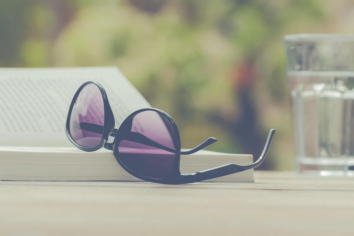 Digestion & immunité au Maroc : le guide | Alphavital 19 Verre d'eau pure tenu en main, geste d'hydratation simple qui soutient la digestion et le transit