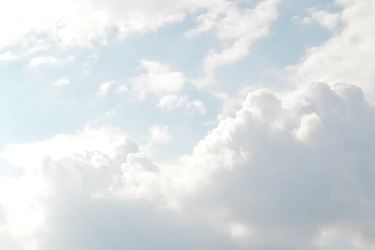 Douleur articulaire & arthrose : solutions naturelles | Alphavital 15 Rayons de soleil dans un ciel lumineux, symbole de la vitamine D synthétisée par la peau