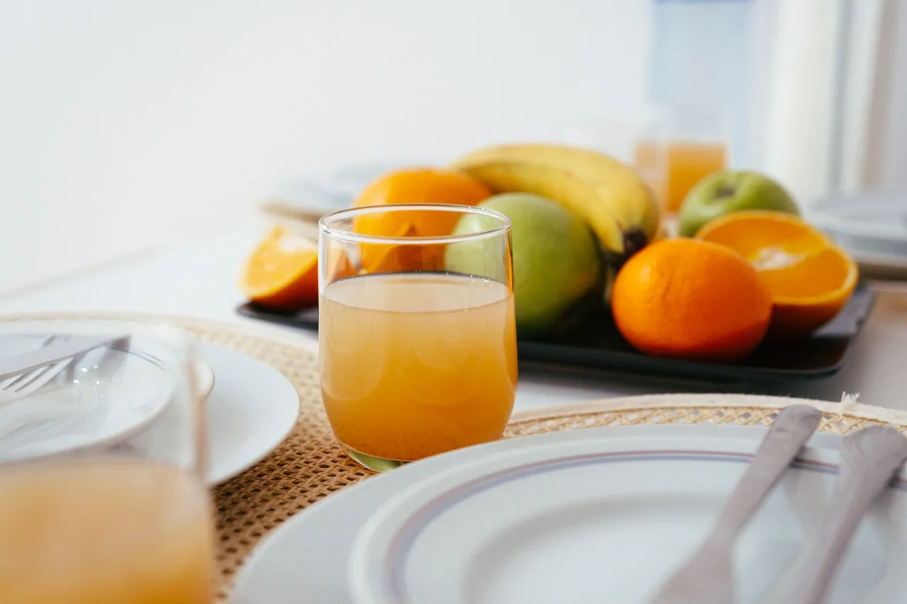 Verre d'eau et jus d'agrume au repas – la vitamine C favorise l'absorption du fer