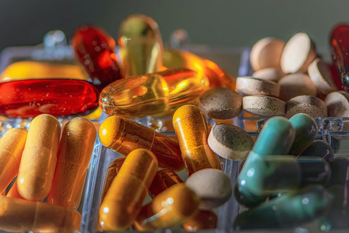 Huile de pépins de courge au Maroc : prostate & cœur 13 Capsules molles d'huile de pépins de courge dorées et translucides en gros plan sur fond clair