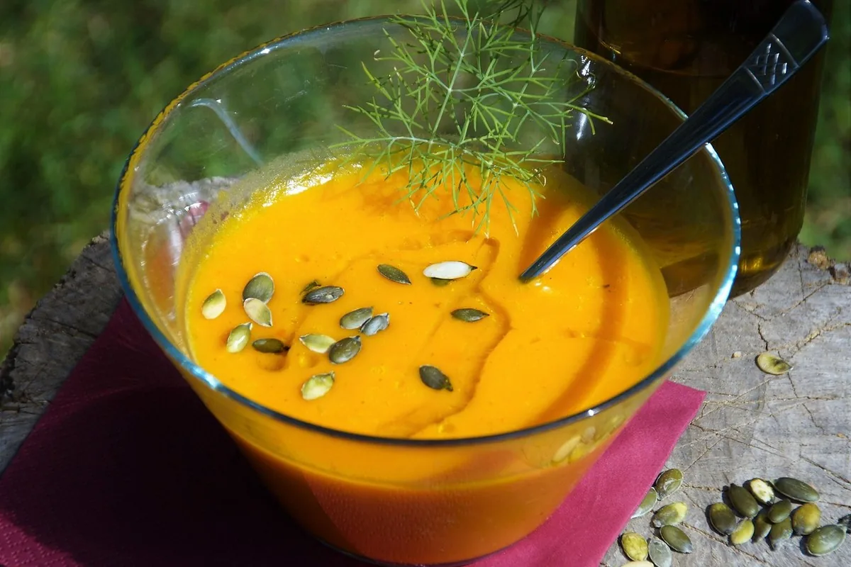 Huile de pépins de courge au Maroc : prostate & cœur 18 Bol de graines de courge décortiquées disposées en flat lay sur une table claire, source naturelle de l'huile de pépins de courge