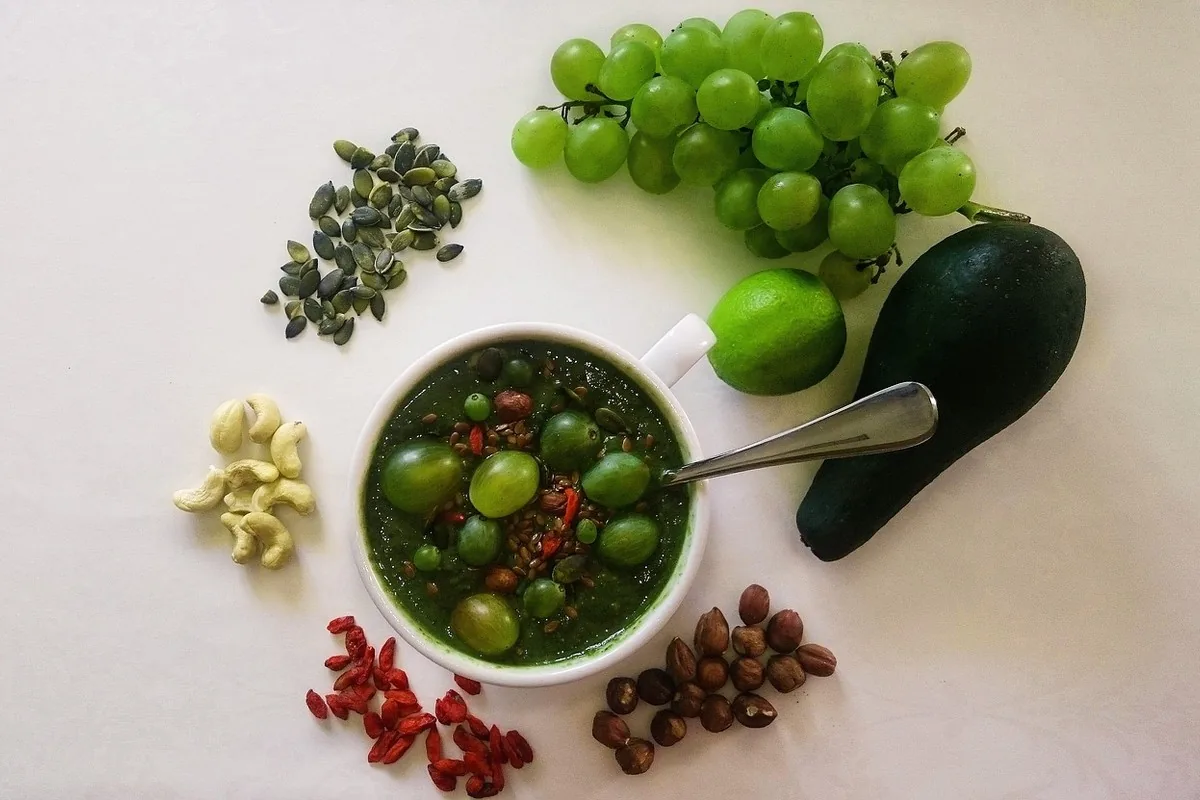 Huile de pépins de courge au Maroc : prostate & cœur 19 Flacon d'huile de pépins de courge Alphavital posé sur une table claire à côté d'un verre d'eau, scène du quotidien