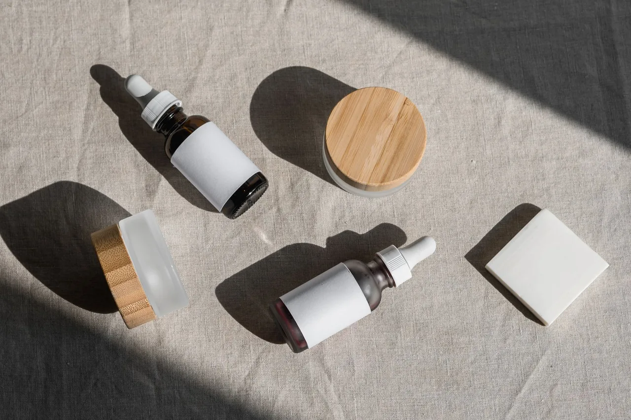 Levure de bière, sélénium & zinc : cheveux, ongles, peau — le décryptage 7 Flacons de soin posés sur du lin naturel – le zinc contribue au maintien d'une peau normale