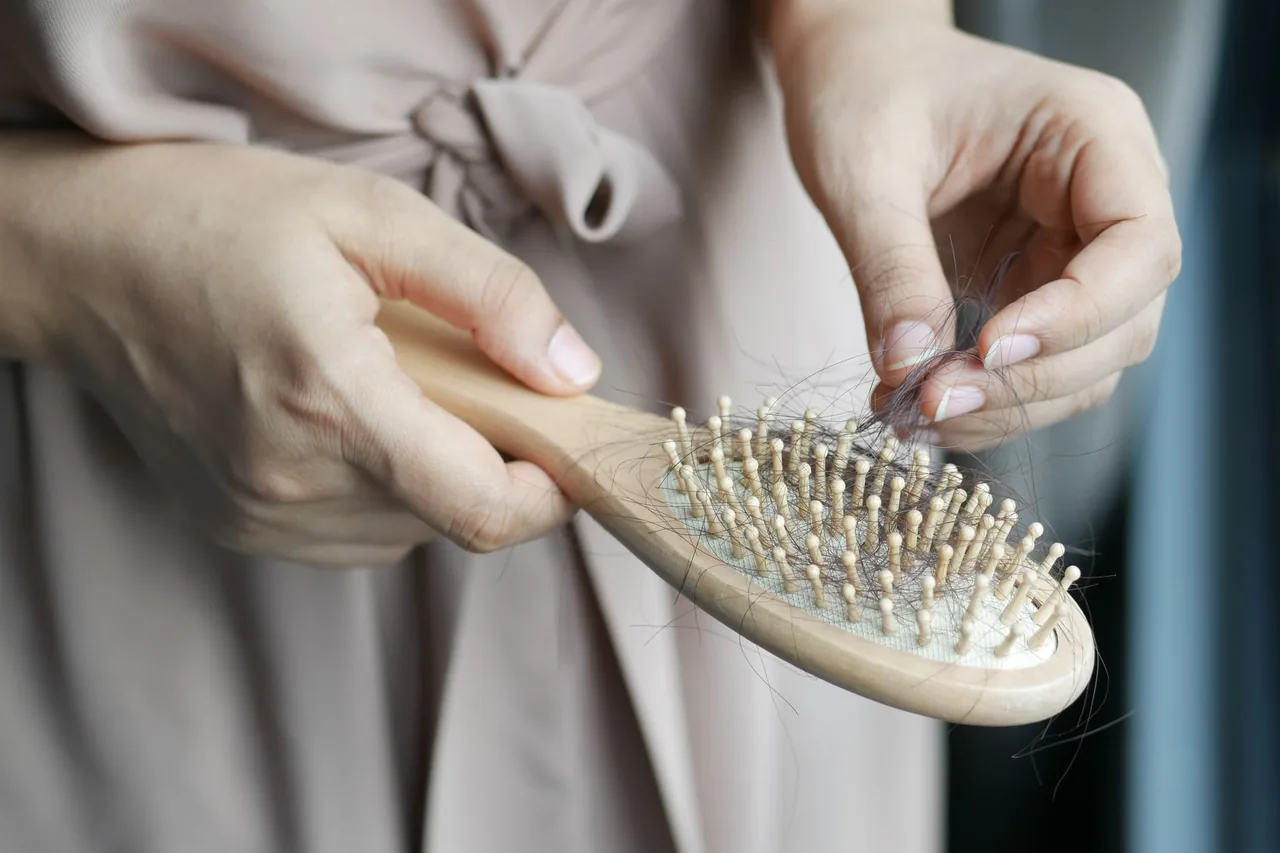 Levure de bière, sélénium & zinc : cheveux, ongles, peau — le décryptage 10 Brosse à cheveux avec quelques cheveux tombés – la chute saisonnière, un motif fréquent au Maroc