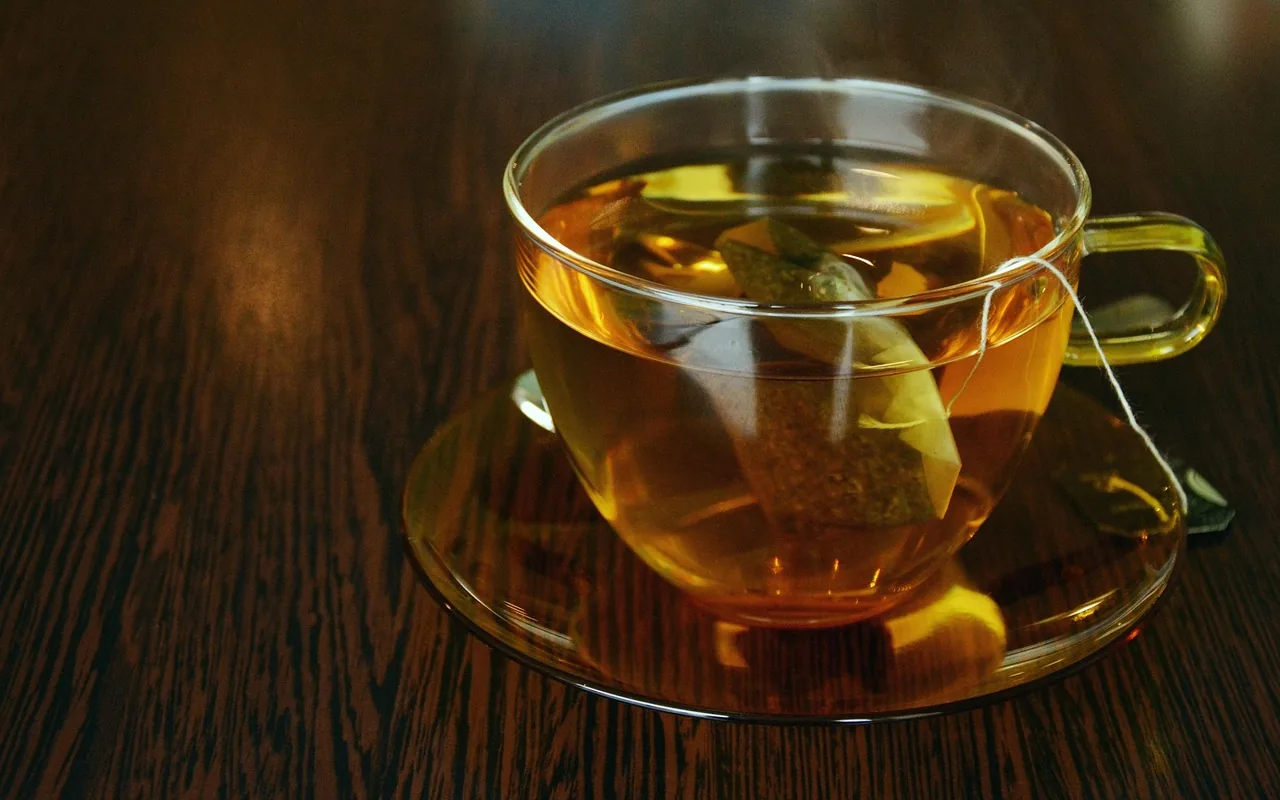 Magnésium glycinate au Maroc : sommeil, nerfs & sérénité — le décryptage 6 Tasse de tisane et ambiance du soir, illustrant un rituel d'apaisement avant le coucher