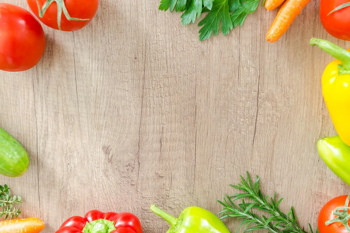 Oméga 3 au Maroc : cœur, cerveau, vision & science 18 Assiette de poisson grillé, légumes verts et huile d'olive, illustrant une alimentation riche en oméga 3 et bonnes graisses