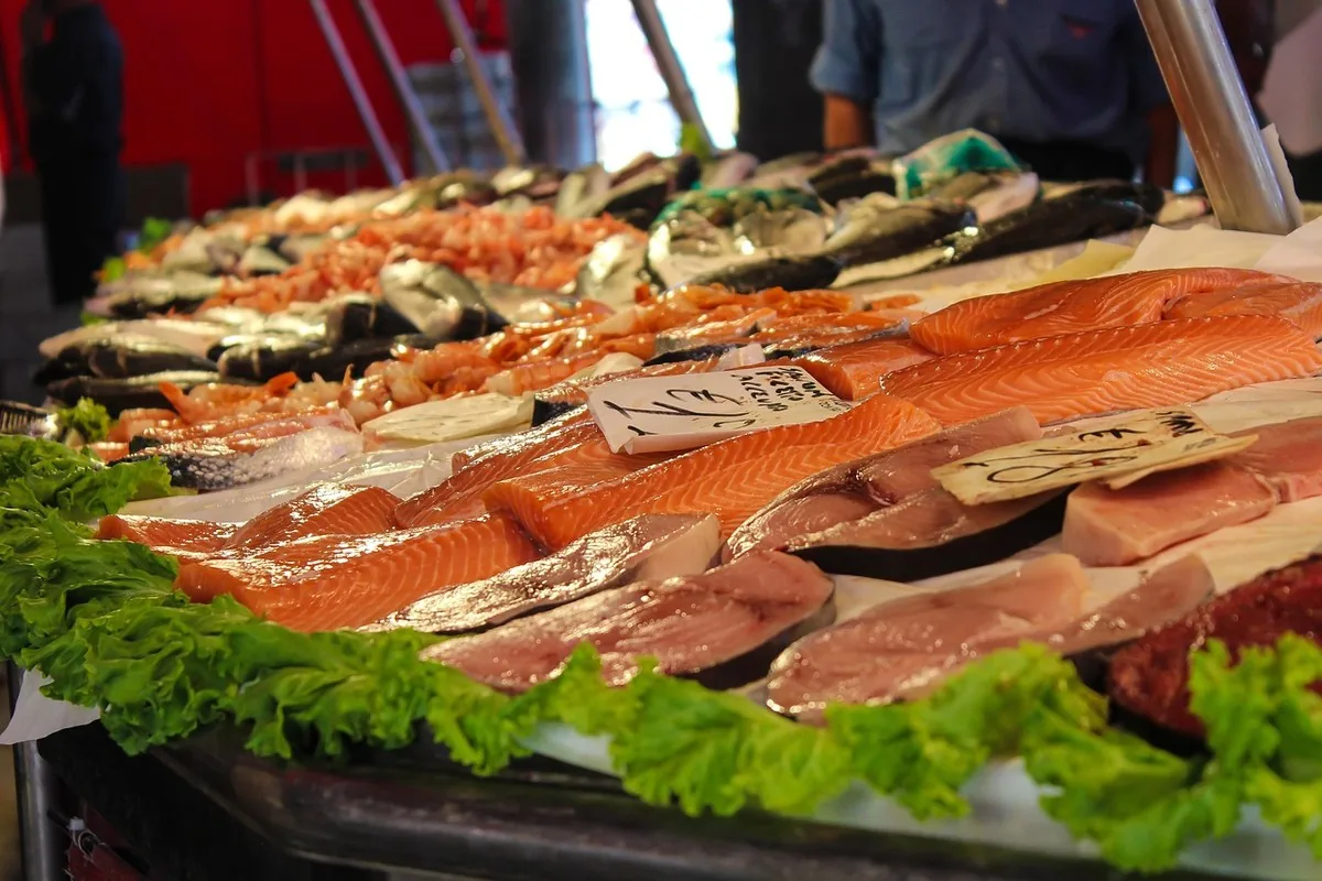Oméga 3 au Maroc : cœur, cerveau, vision & science 19 Flacon d'huile de poisson oméga 3 Alphavital posé sur une table claire à côté d'un verre d'eau, scène du quotidien