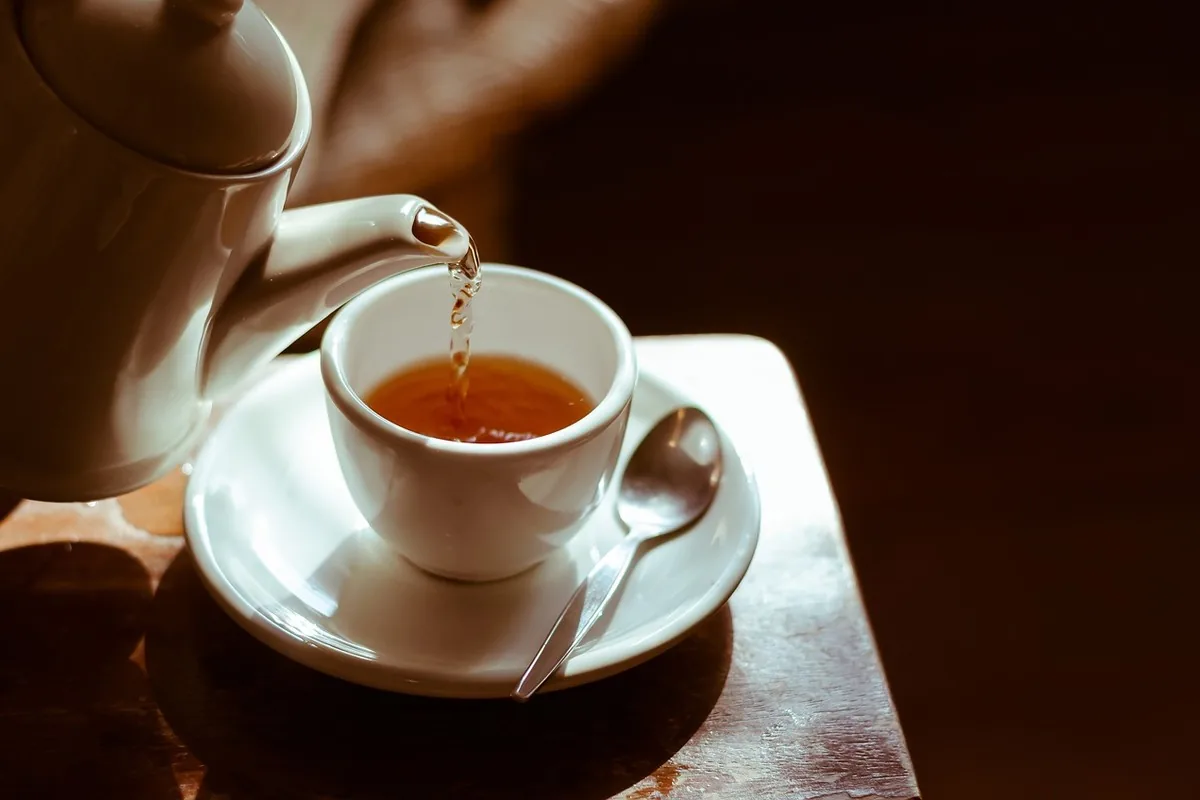 Capsules de propolis et gelée royale et tasse de tisane sur une table en bois, routine de soutien hivernal