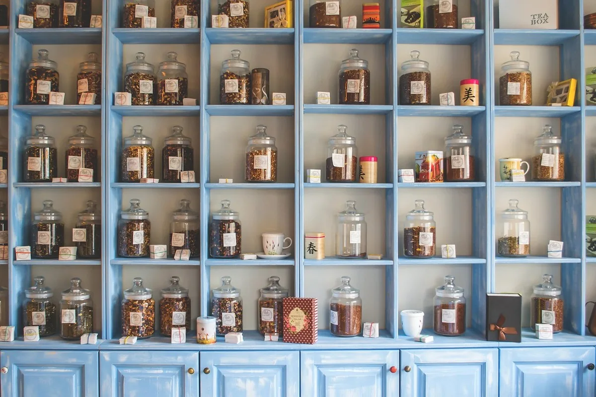 Prostate & complément au Maroc : confort urinaire | Alphavital 14 Poudre de plante brune sur une cuillère, illustrant le dosage traditionnel d'une cuillère à café par tasse pour la décoction