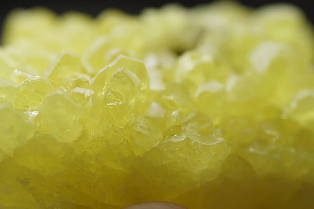 Shilajit in Morocco: Energy, Testosterone & the Science 20 Dark brown mineral resin and powder on a light background — illustrating the texture of purified Shilajit