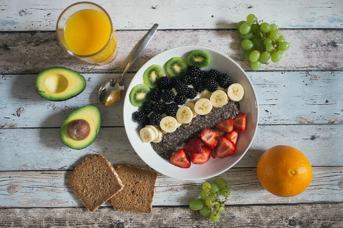 Natural Appetite Control & Sustainable Weight Loss in Morocco — SlimPlus & Moringa 10 A bowl of oats, chia seeds and fresh fruit on a table, illustrating a fibre-rich, satiating breakfast