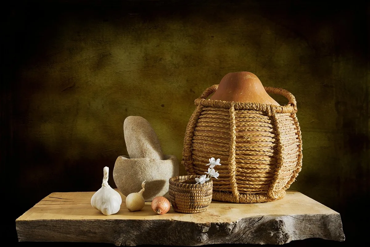 Alternative au sucre naturelle : stévia au Maroc 9 Pain blanc, morceaux de sucre et viennoiseries disposés sur un plan de travail, illustrant les sucres rapides et leur effet sur la glycémie