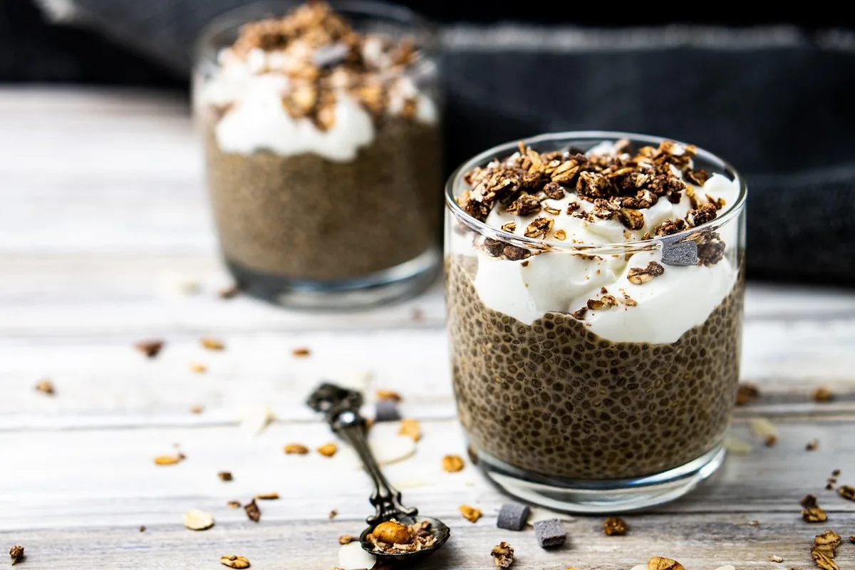 Alternative au sucre naturelle : stévia au Maroc 11 Petit-déjeuner équilibré avec yaourt nature, fruits frais, fruits à coque et café noir, illustrant une alimentation à faible apport en sucre