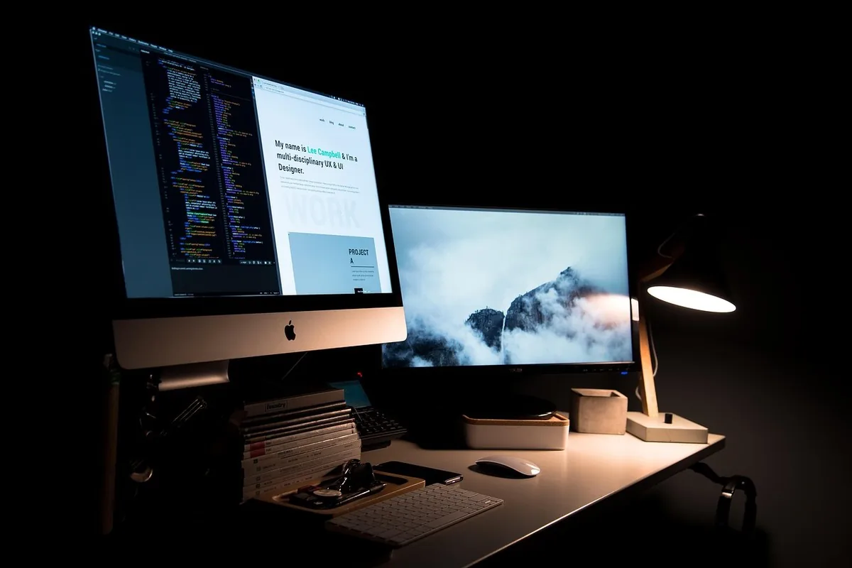 Personne épuisée devant un ordinateur portable tard le soir, illustrant le stress chronique du quotidien professionnel