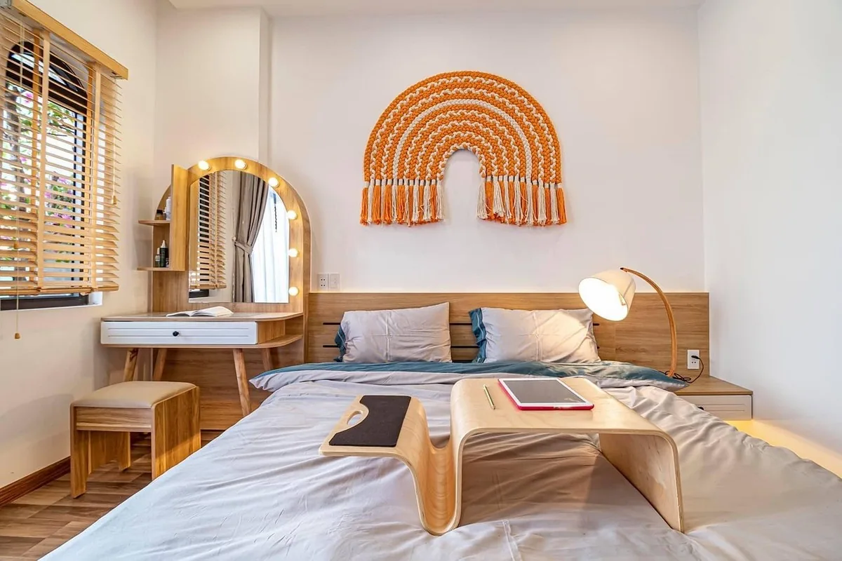 Réveil lumineux dans une chambre sombre au milieu de la nuit, symbole des réveils nocturnes liés au stress