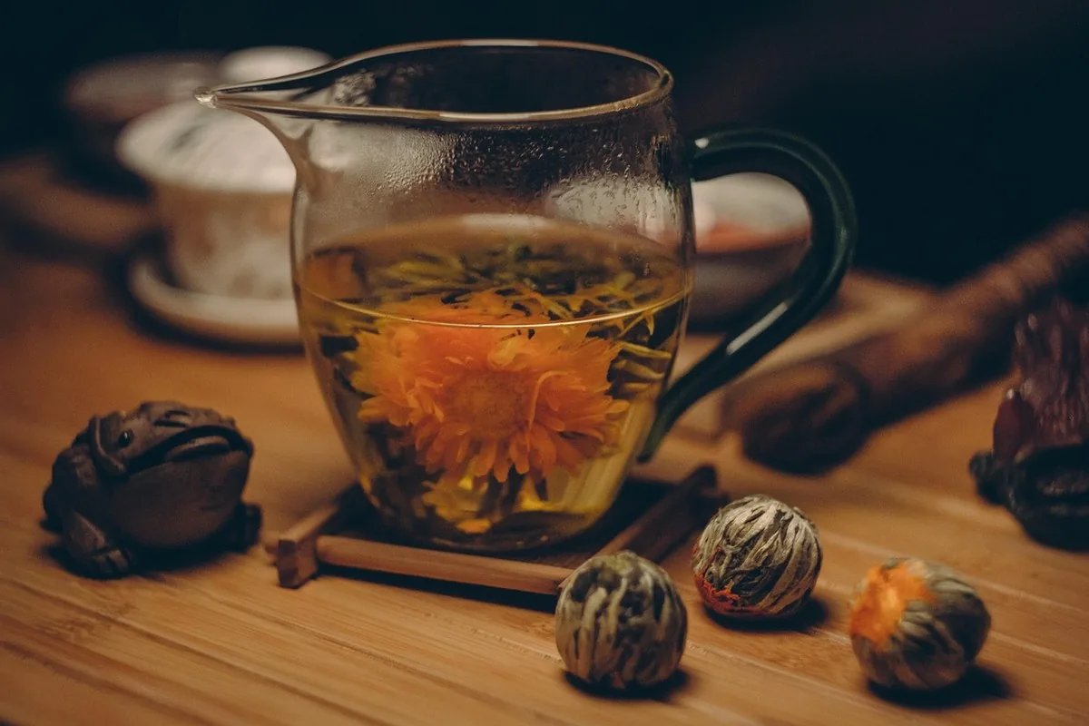 Tasse de tisane chaude posée près d'une fenêtre, infusion apaisante du soir pour favoriser la détente