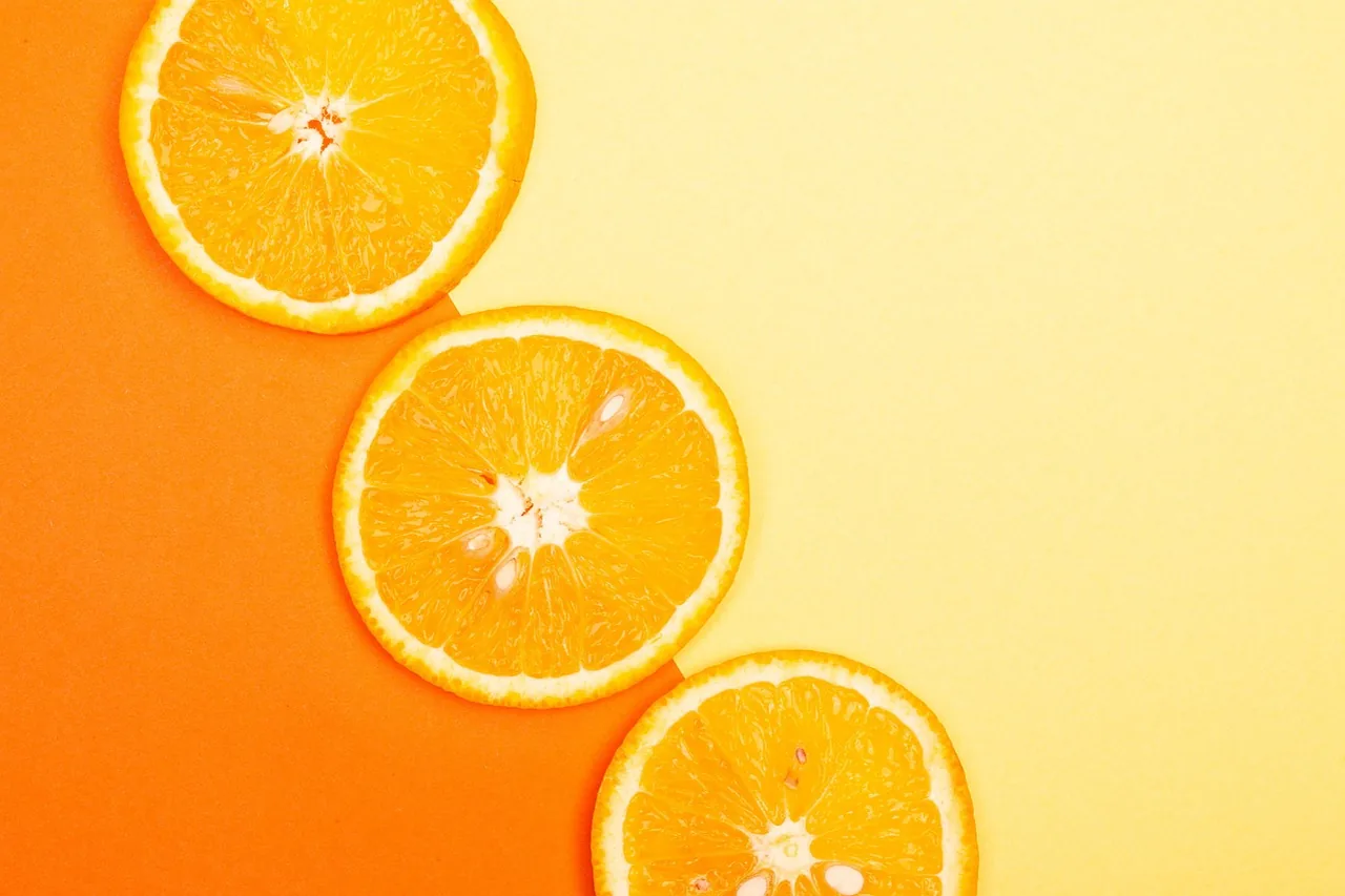 Vitamine D3 & K2 au Maroc : os, immunité & dosage — le décryptage 6 Agrumes et aliments soutenant l'immunité sur une table – vitamine D et défenses naturelles