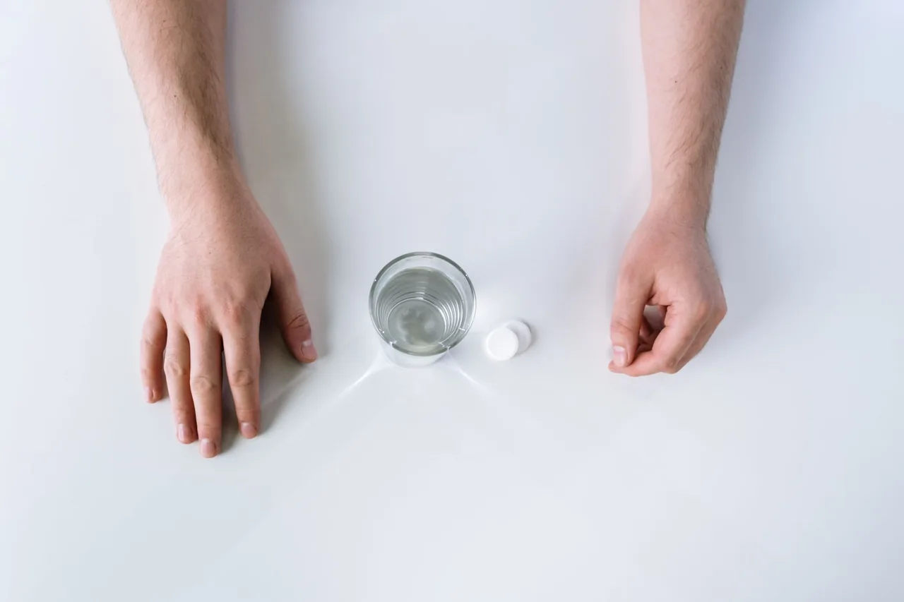 Vitamine D3 & K2 au Maroc : os, immunité & dosage — le décryptage 10 Verre d'eau et capsule dorée au petit-déjeuner – prendre la vitamine D3 K2 au cours d'un repas gras