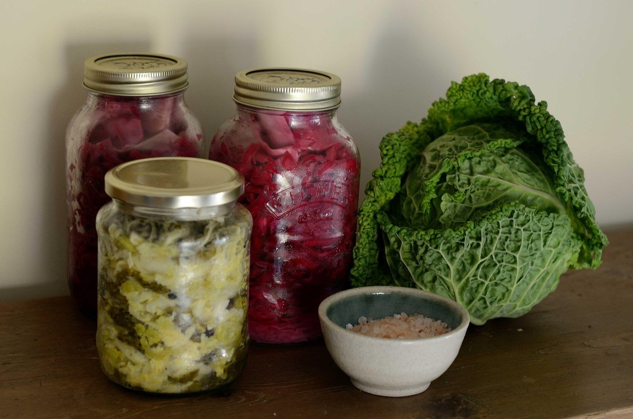 Choucroute maison en bocal, légume lacto-fermenté riche en ferments vivants pour le microbiote intestinal
